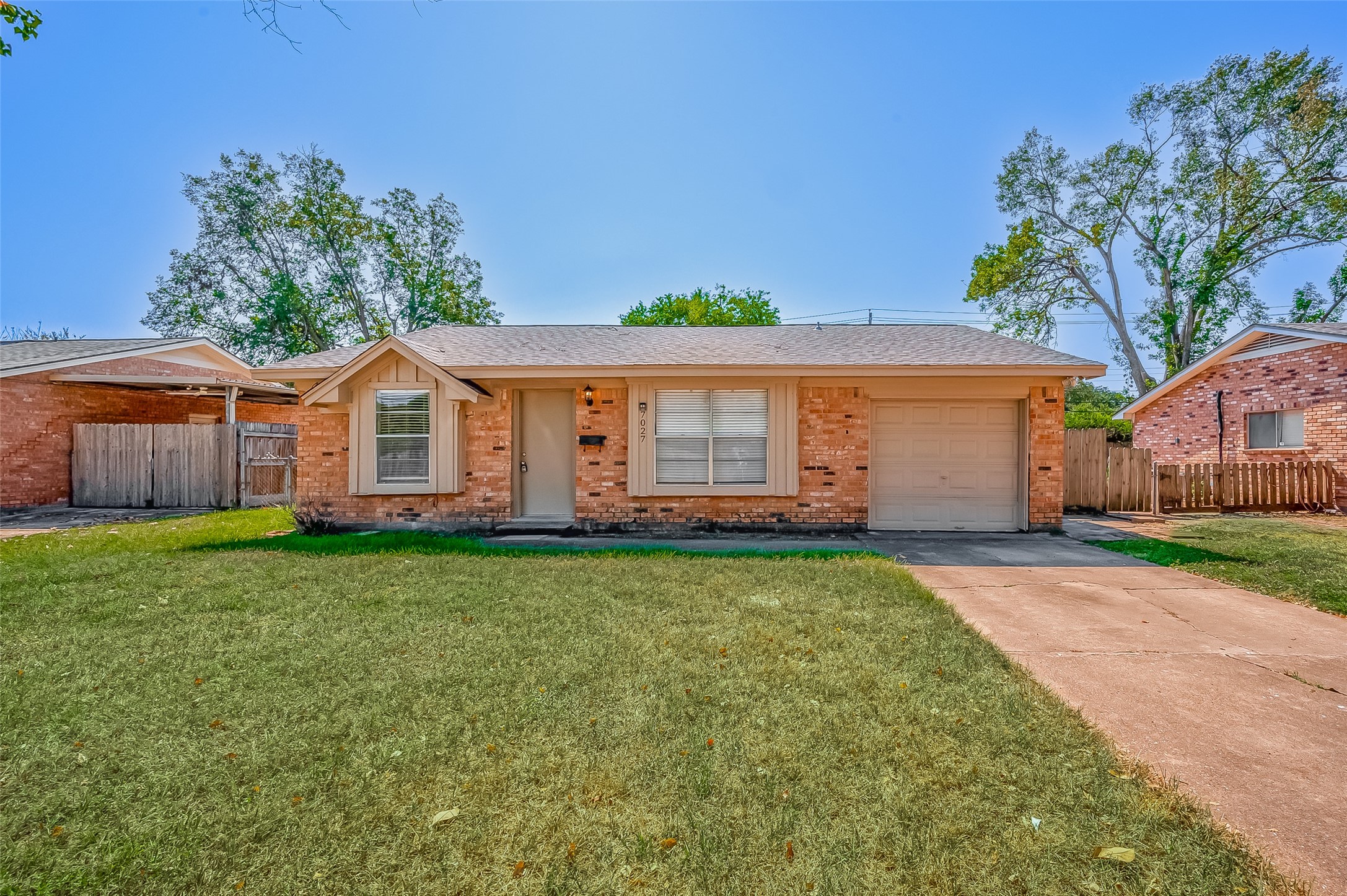 a view of a house with backyard and garden