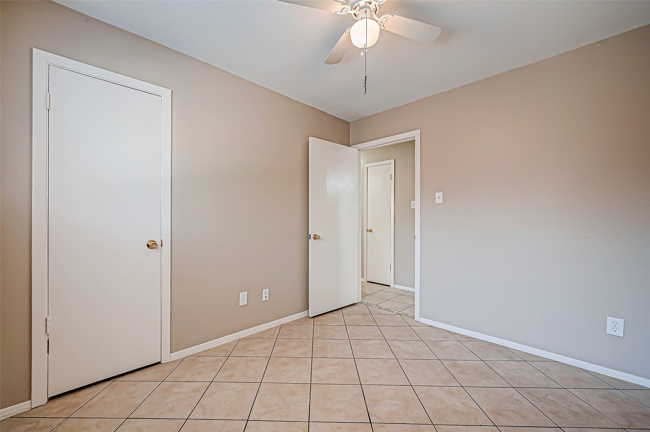 7027 Inkberry Drive Houston, TX 77092 - Photo 19 of 37 an empty room with chandelier fan
