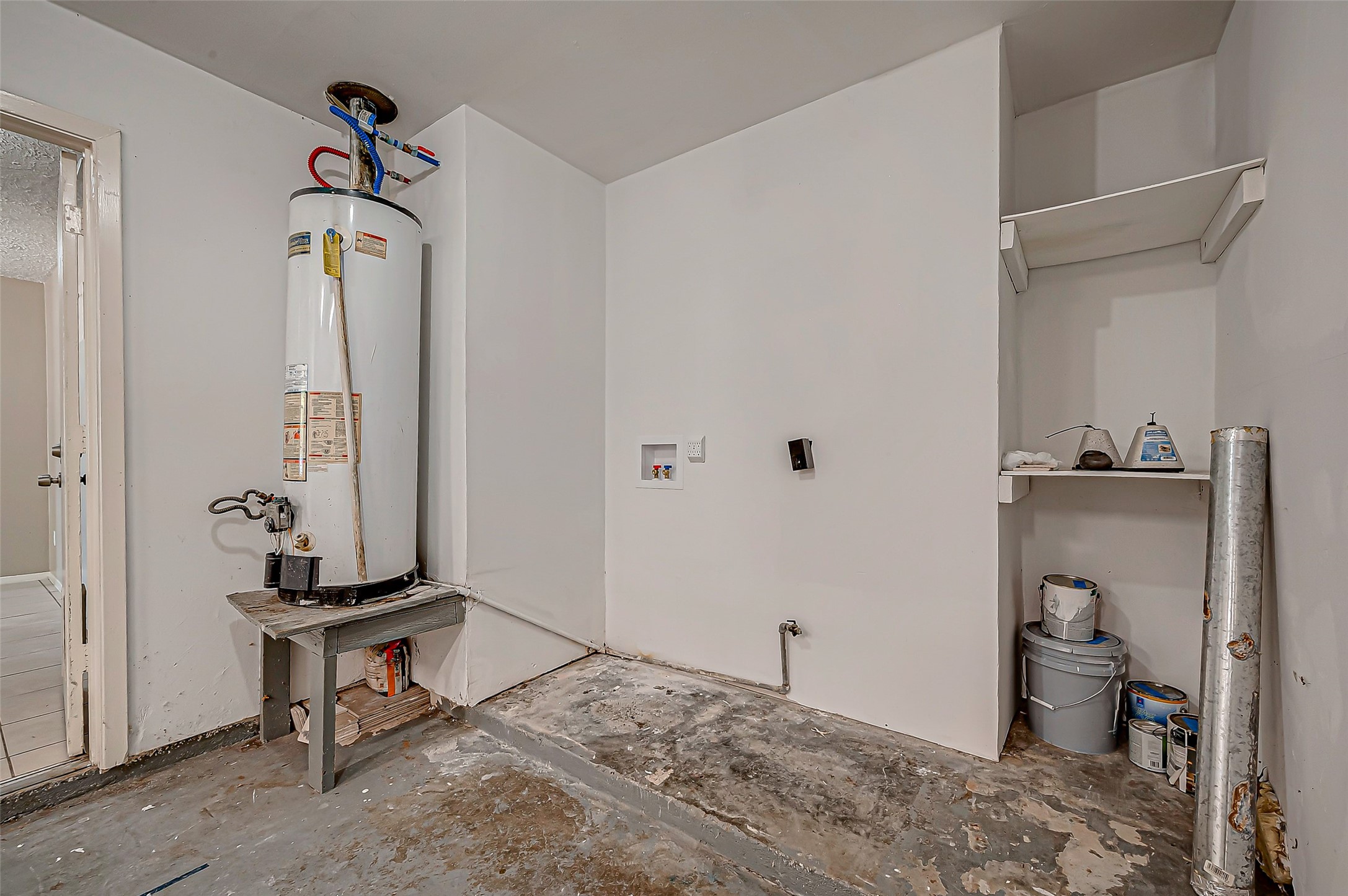 7027 Inkberry Drive Houston, TX 77092 - Photo 29 of 37 a view of a hallway with closet