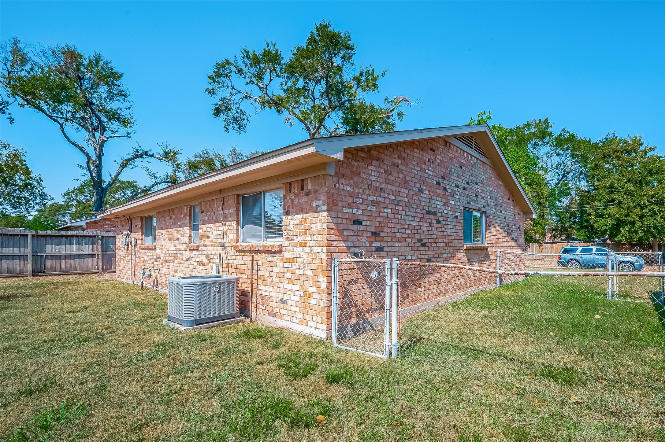 7027 Inkberry Drive Houston, TX 77092 - Photo 37 of 37 front view of a house with a yard