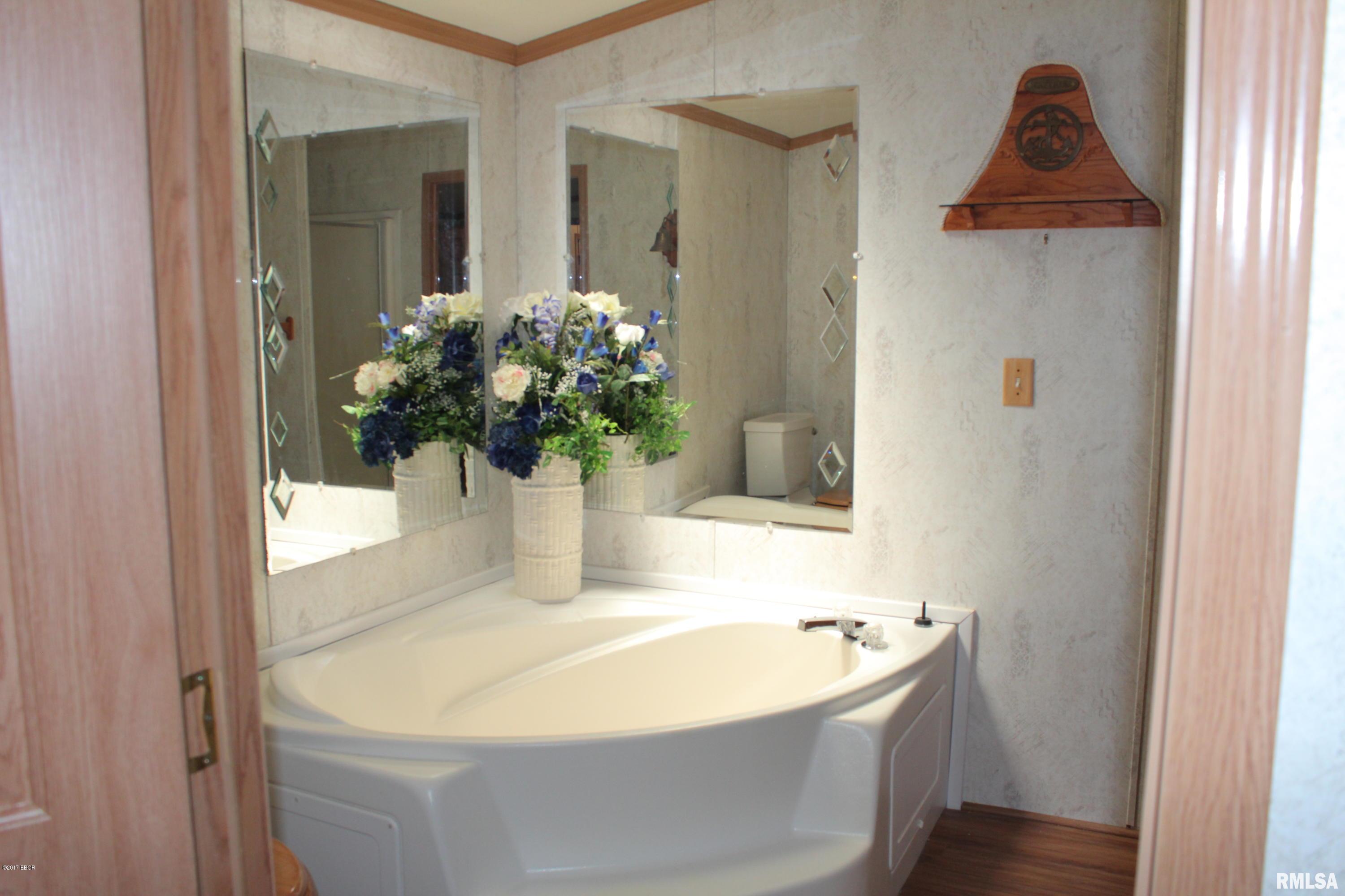 450 Los Angeles Road Carbondale, IL 62901 - Photo 8 of 14 Gallery Image 8