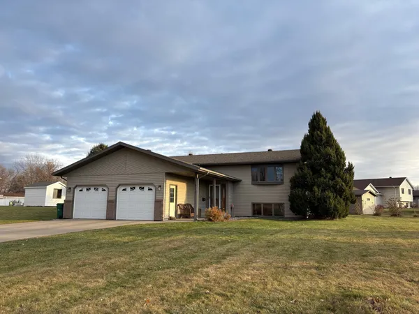 $302,000 | 1511 Westmore Avenue, Wahpeton, ND 58075