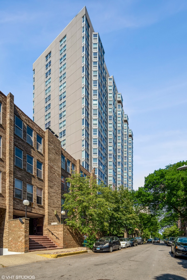 720 West Gordon Terrace, Unit 11F Chicago, IL 60613 - Photo 1 of 12 a front view of a building