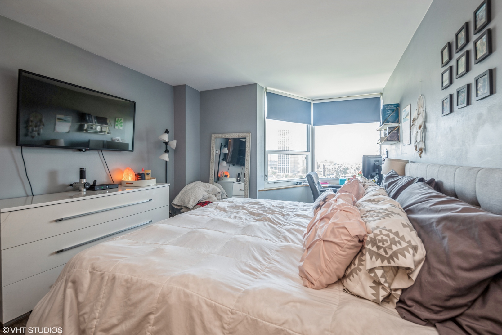 720 West Gordon Terrace, Unit 11F Chicago, IL 60613 - Photo 6 of 12 a bedroom with a bed and a flat screen tv