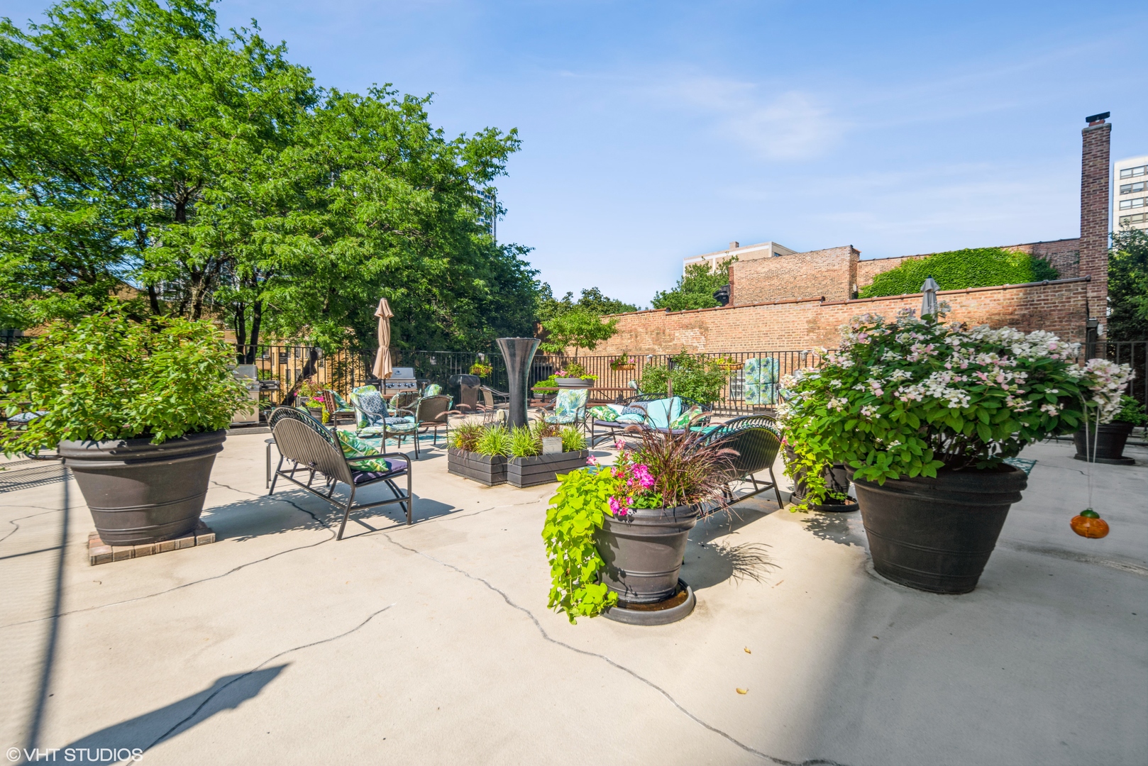 720 West Gordon Terrace, Unit 11F Chicago, IL 60613 - Photo 10 of 12 a view of a backyard with sitting area and potted plants