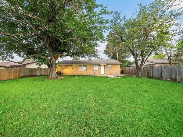 a view of a house with backyard and garden