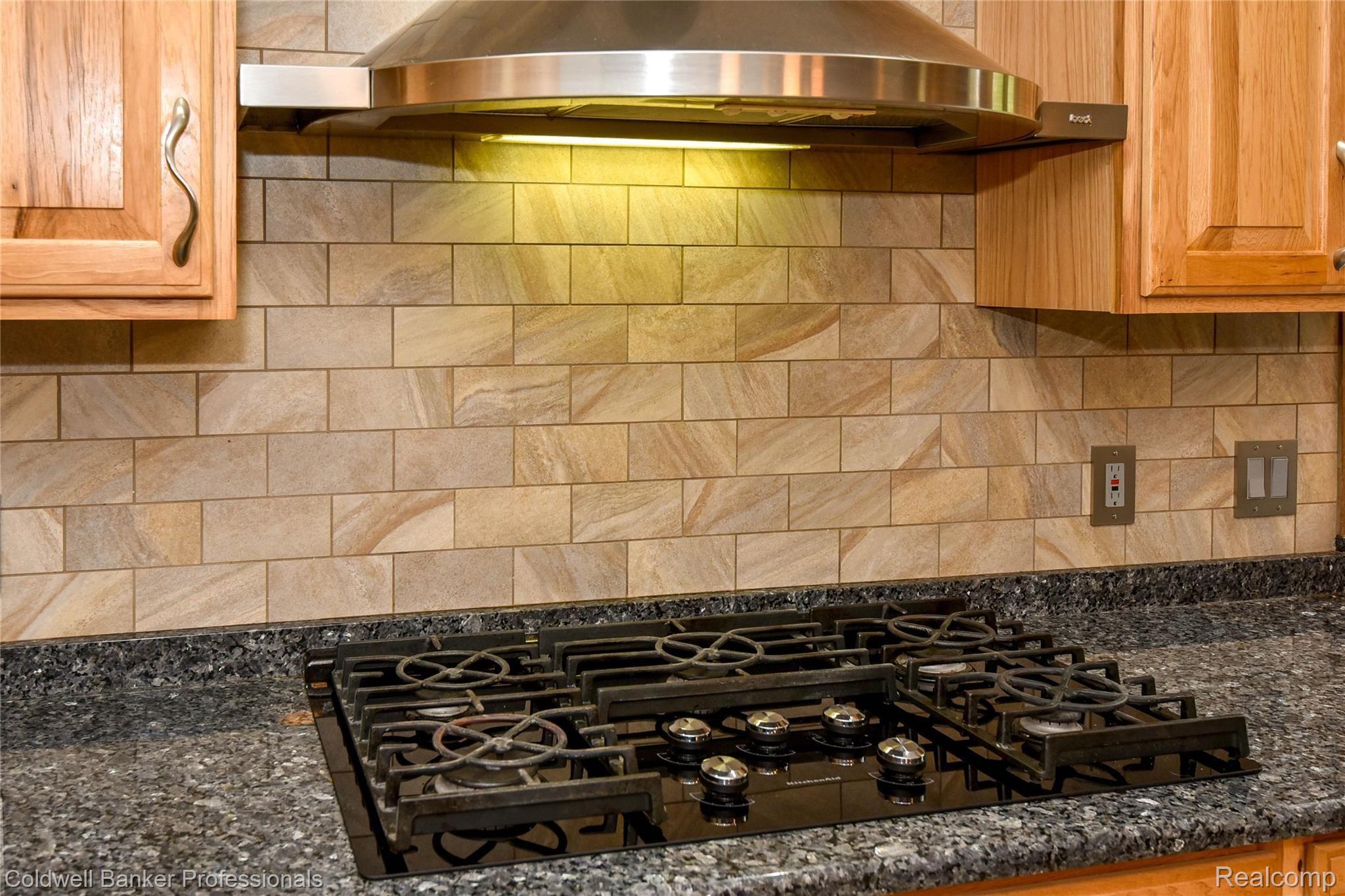 9275 Fox Hollow Road Clarkston, MI 48348 - Photo 14 of 68 Range and Hood Detail