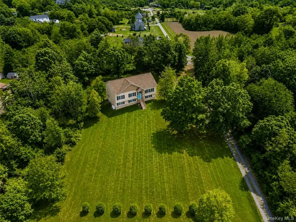 a view of a back yard