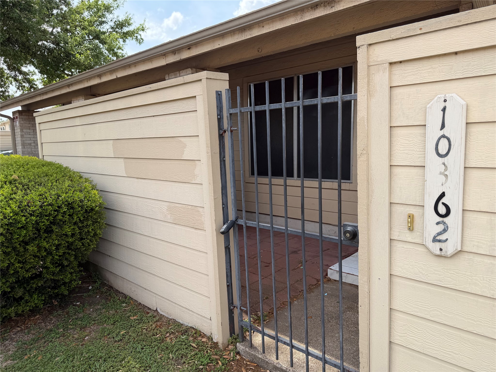 10362 Cook Road Houston, TX 77099 - Photo 5 of 16 a view of door