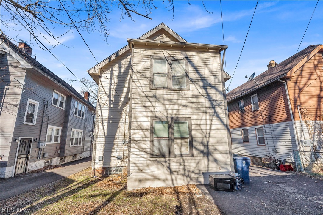 913 Helmsdale Road, Unit 3 Cleveland, OH 44112 - Photo 17 of 19 Rear view of house