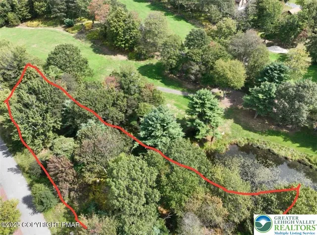 a view of yard with green space