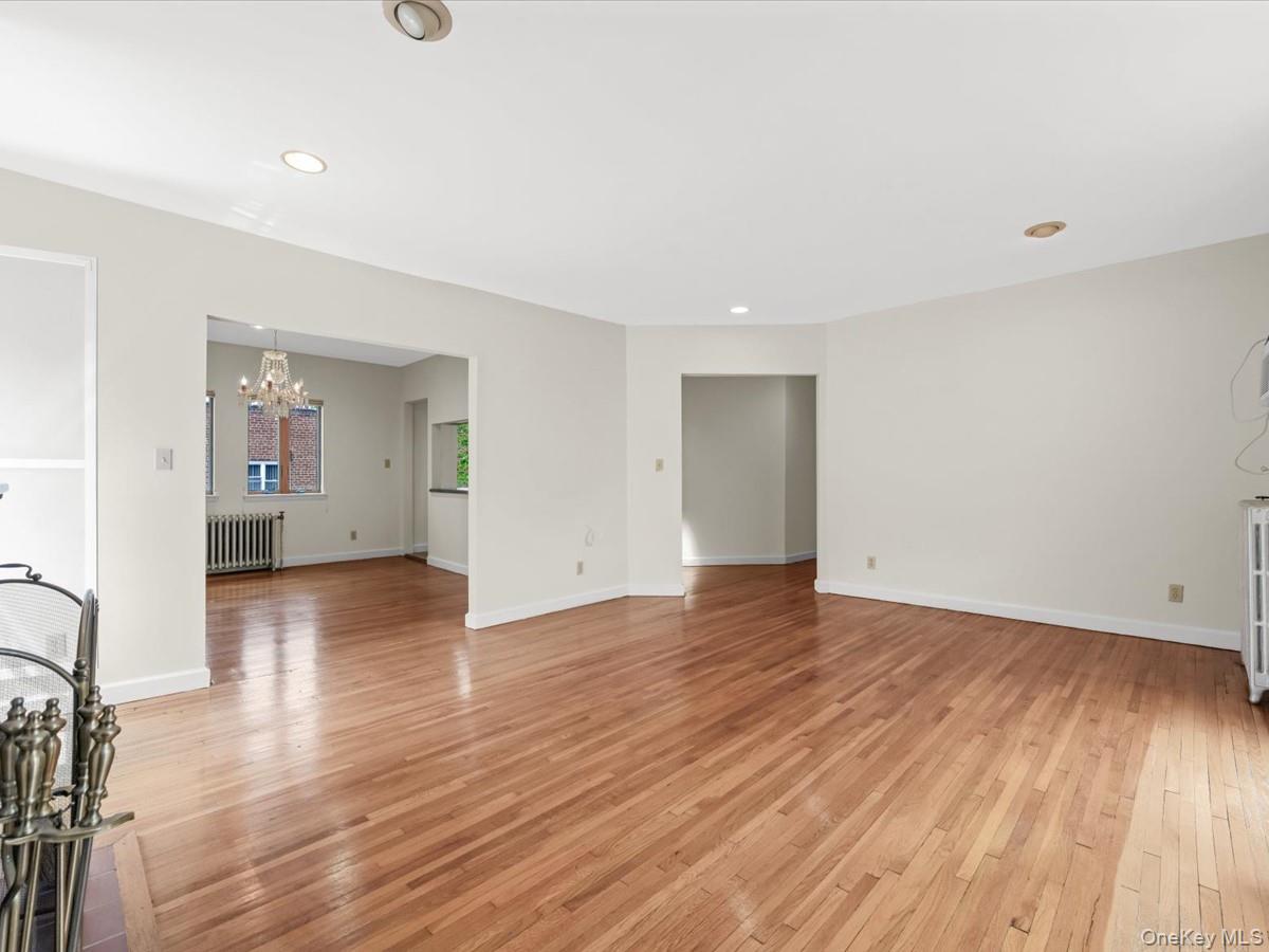 215 Middle Neck Road, Unit 3A BUILDING 8 Great Neck, NY 11021 - Photo 4 of 23