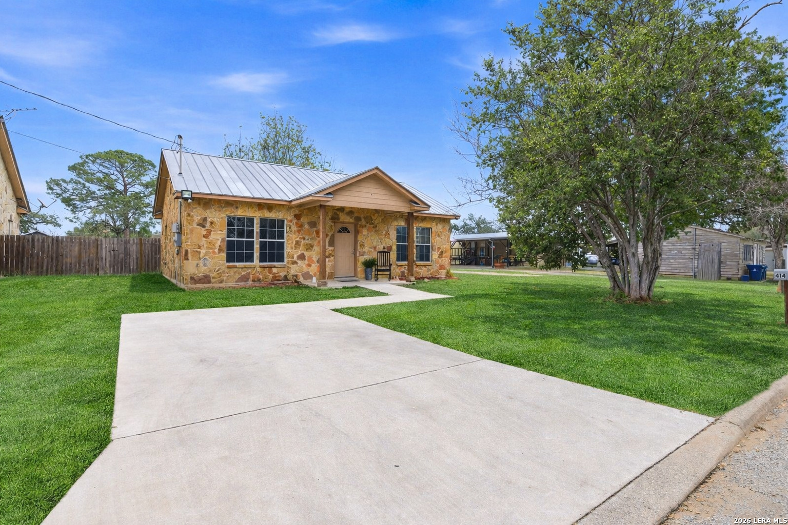 414 Harl Street Pleasanton, TX 78064 - Photo 2 of 14