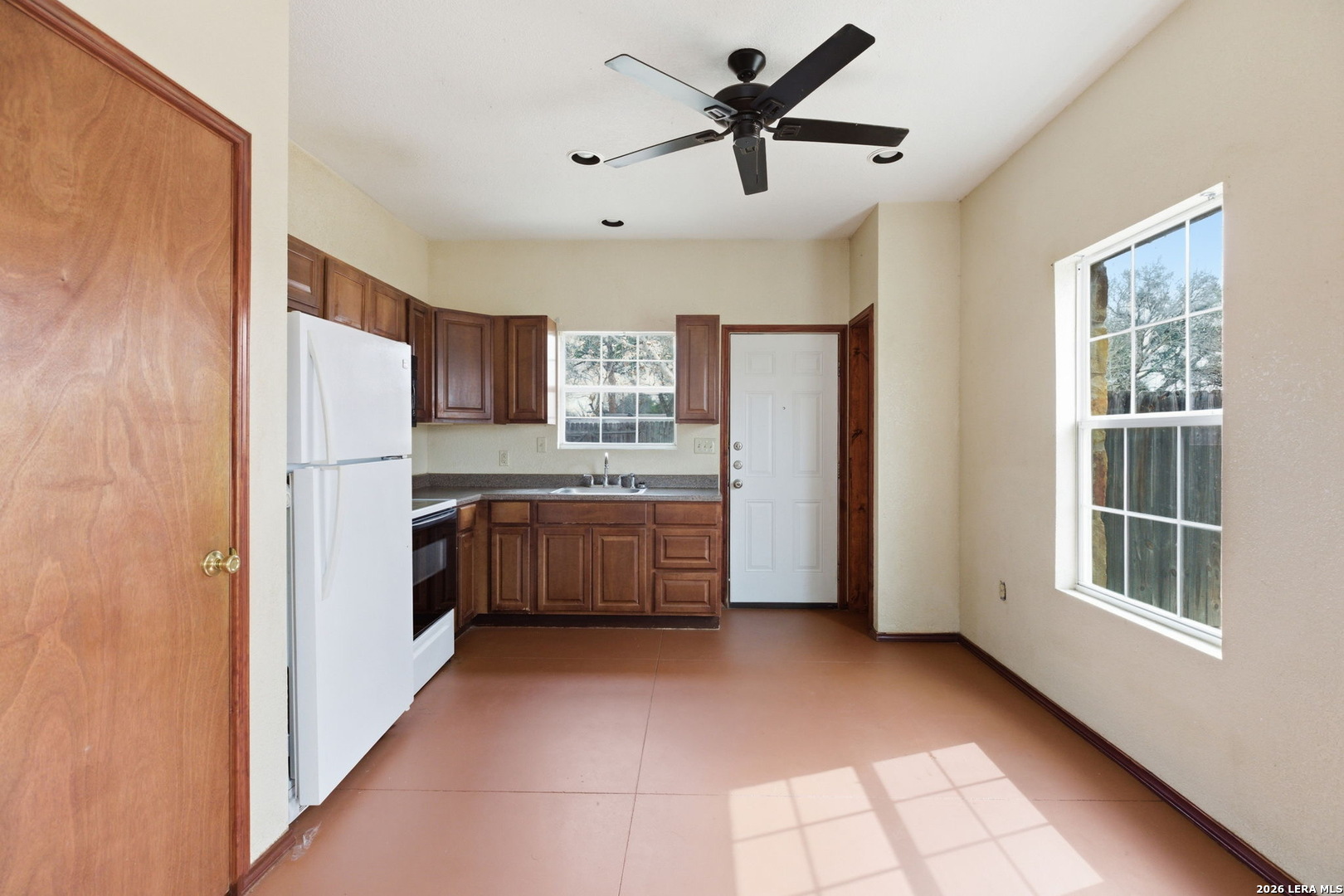 414 Harl Street Pleasanton, TX 78064 - Photo 6 of 14