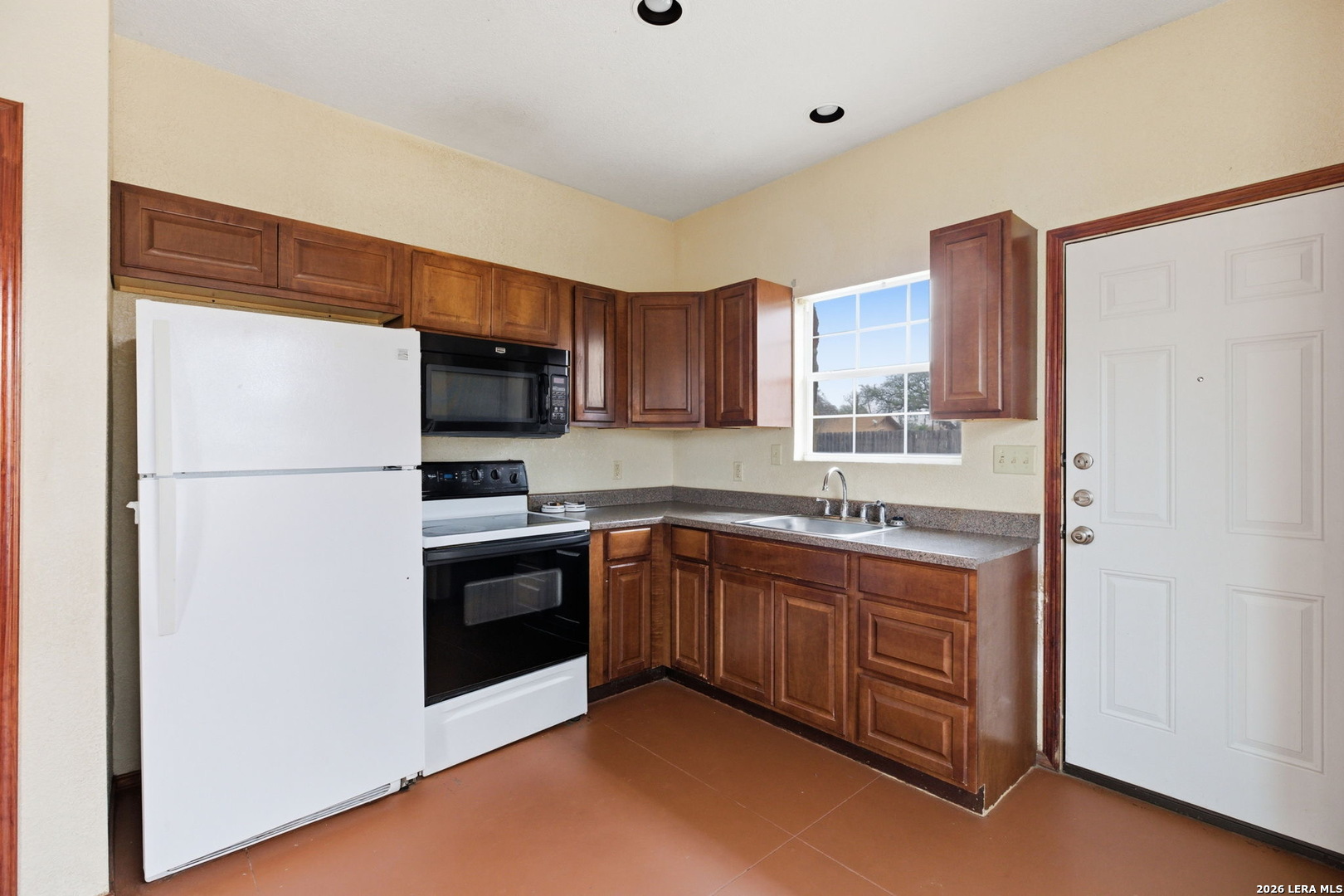 414 Harl Street Pleasanton, TX 78064 - Photo 7 of 14