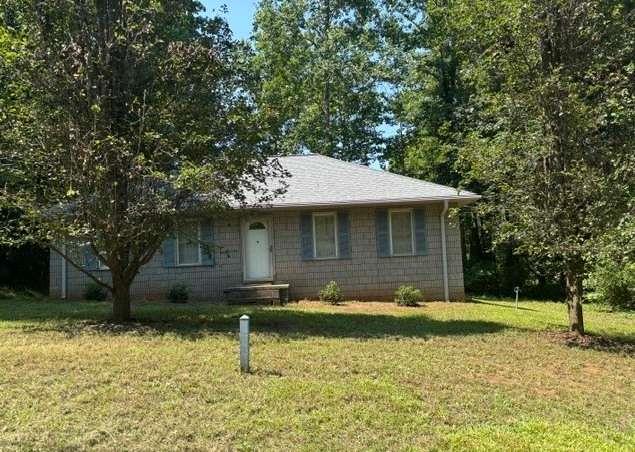 93 Rue Beauregard Lavonia, GA 30553 - Photo 25 of 26 a front view of a house with garden