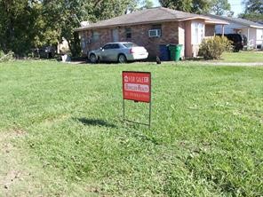 712 West Live Oak Street Angleton, TX 77515 - Photo 2 of 2