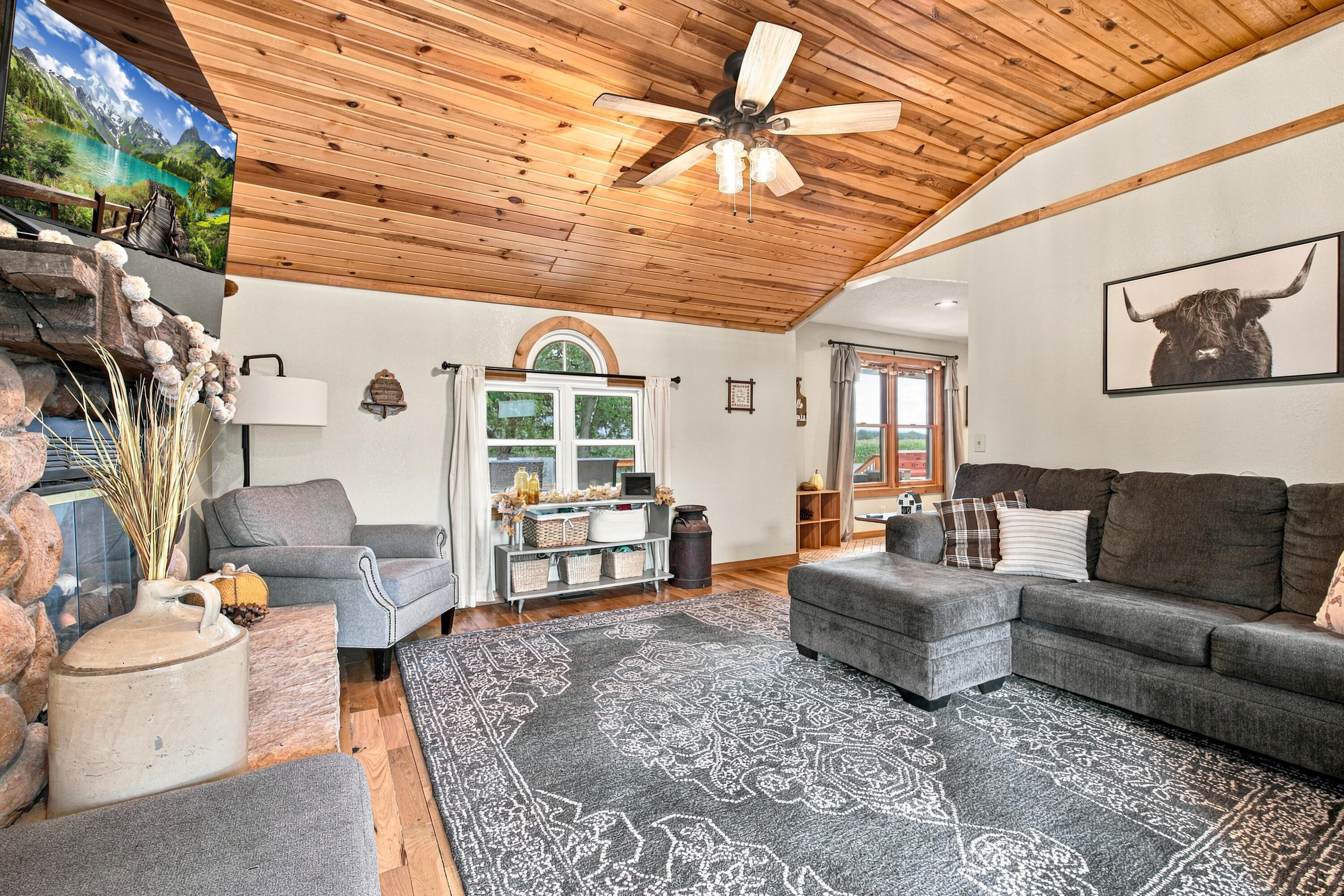 N8092 Marsh Road Troy, WI 53120 - Photo 9 of 43 Hardwood floors and vaulted ceiling