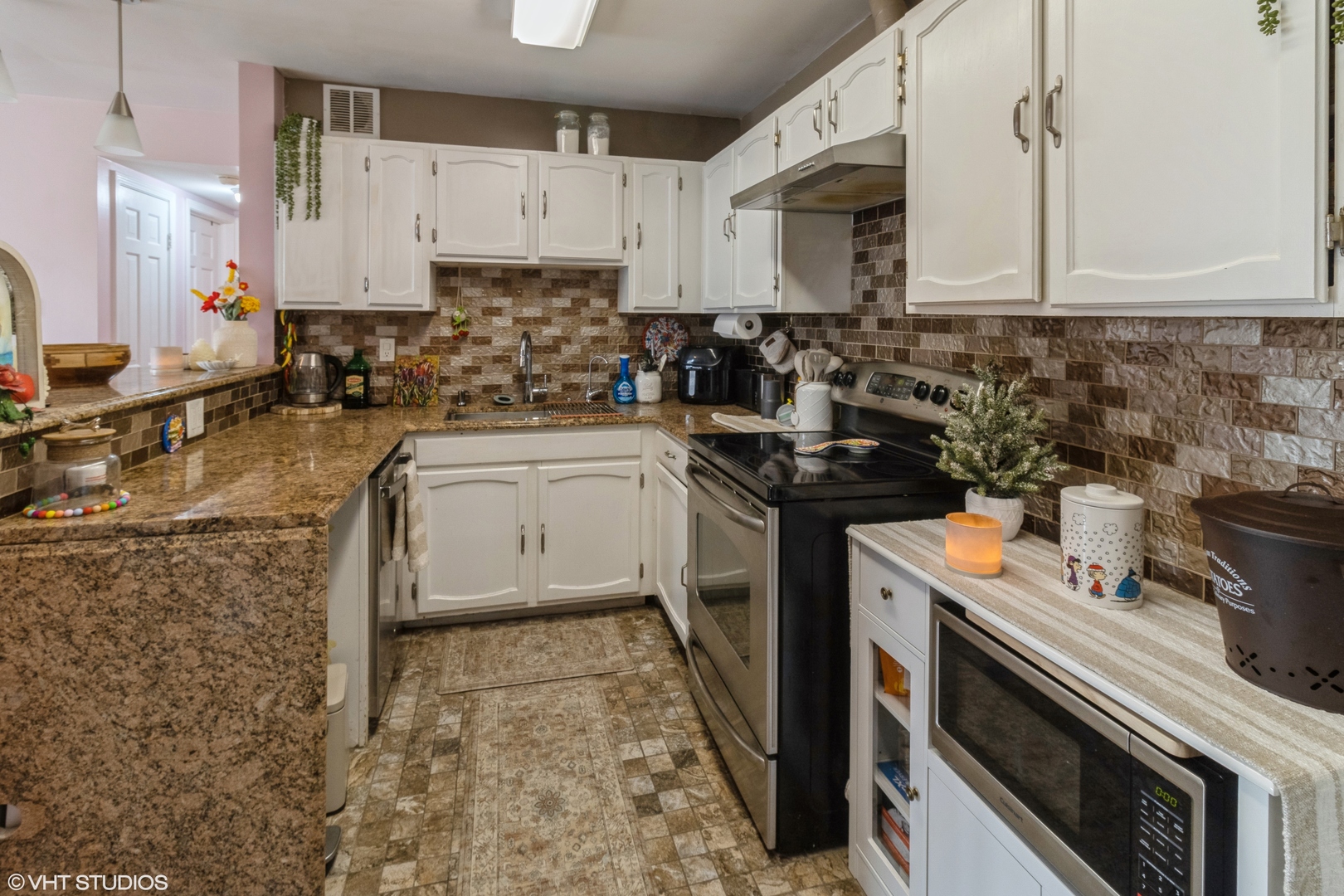 3335 Kirchoff Road, Unit 4K Rolling Meadows, IL 60008 - Photo 4 of 9 a kitchen with a sink stove and cabinets