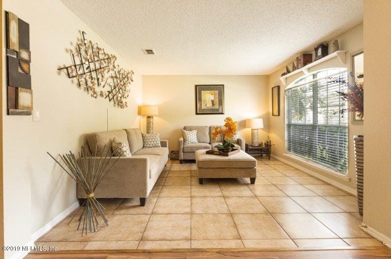 10228 Rising Mist Lane Jacksonville, FL 32221 - Photo 6 of 31 Livingroom - View 2