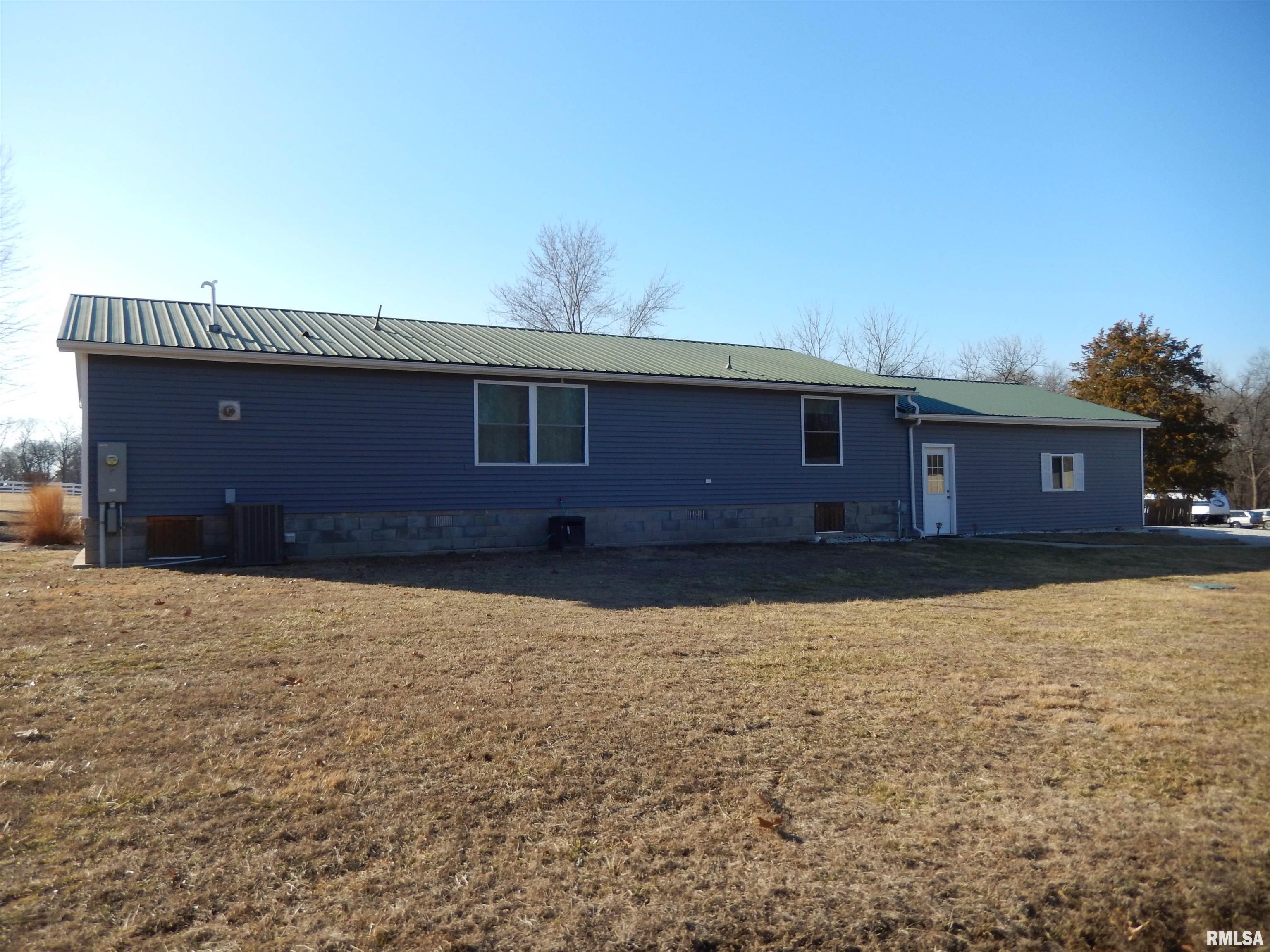 404 North Hun Street Colchester, IL 62326 - Photo 4 of 49