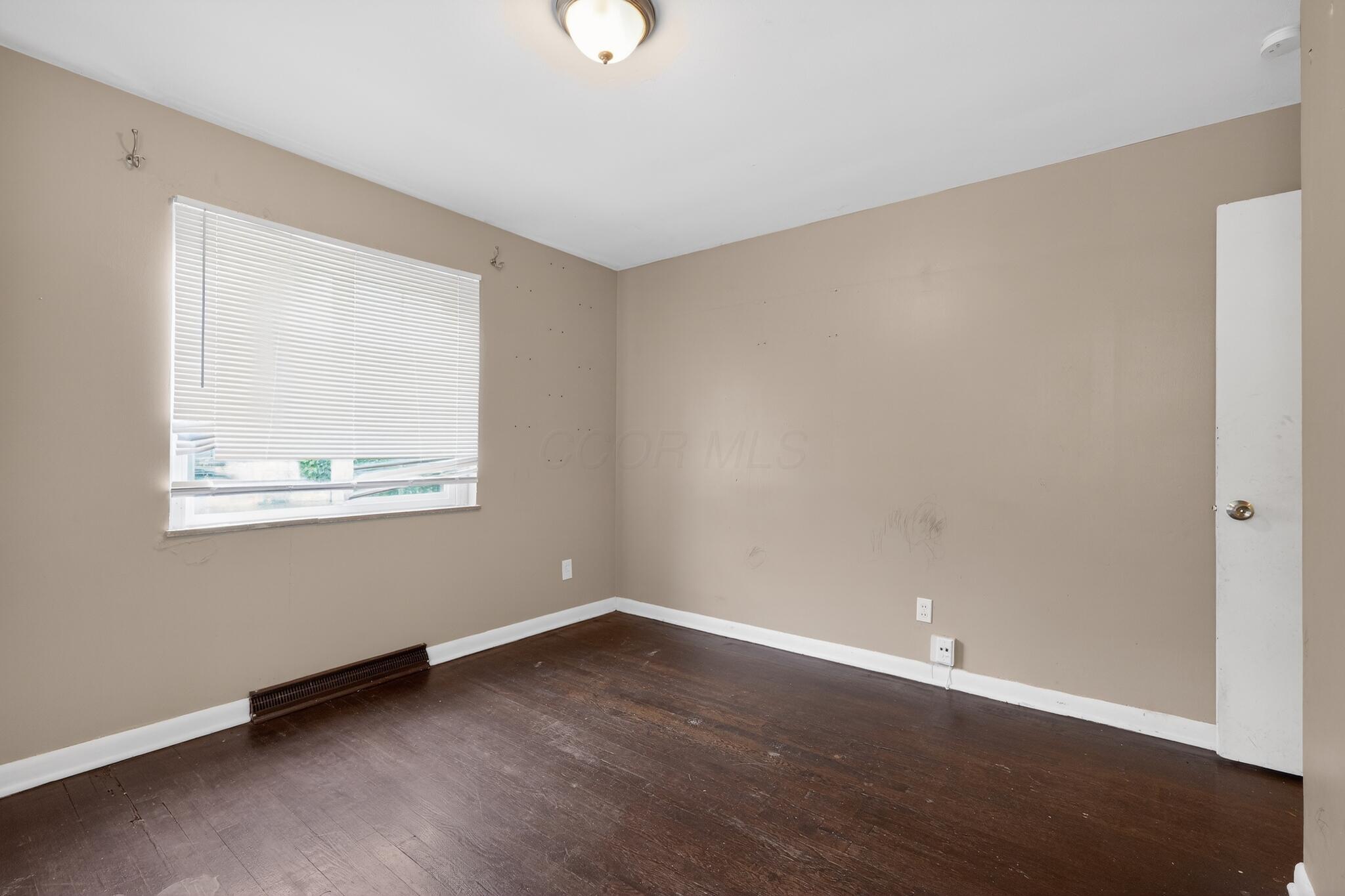 806 South Hampton Road Columbus, OH 43227 - Photo 12 of 30 12_806_S_Hampton_Rd-Living_room-n-23