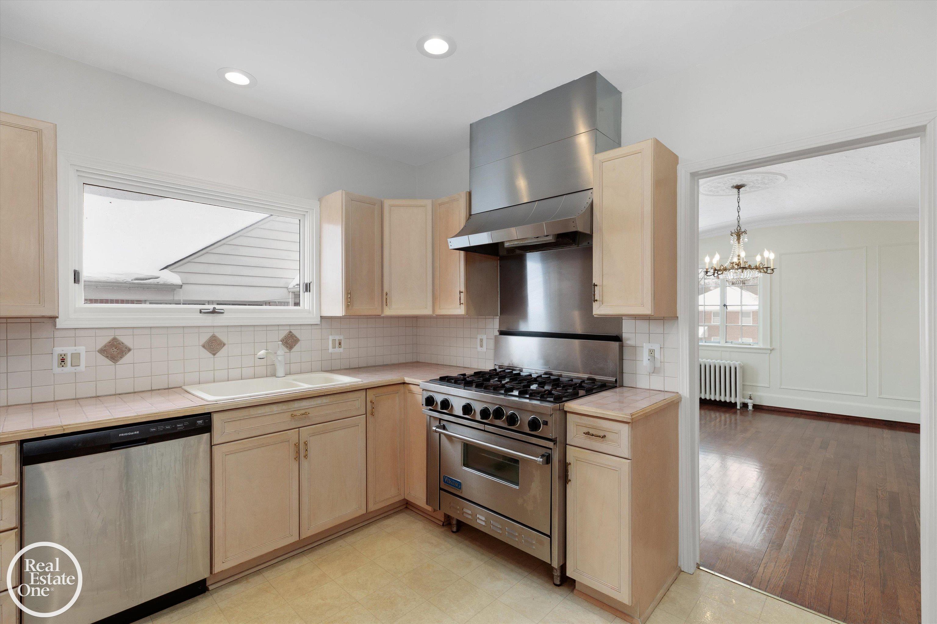 943 Harcourt Road Grosse Pointe, MI 48230 - Photo 11 of 45