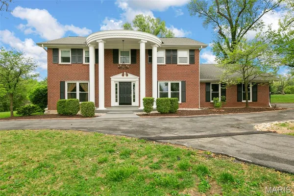 $850,000 | 128 Ladue Oaks Drive, Creve Coeur, MO 63141