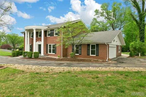 $850,000 | 128 Ladue Oaks Drive, Creve Coeur, MO 63141