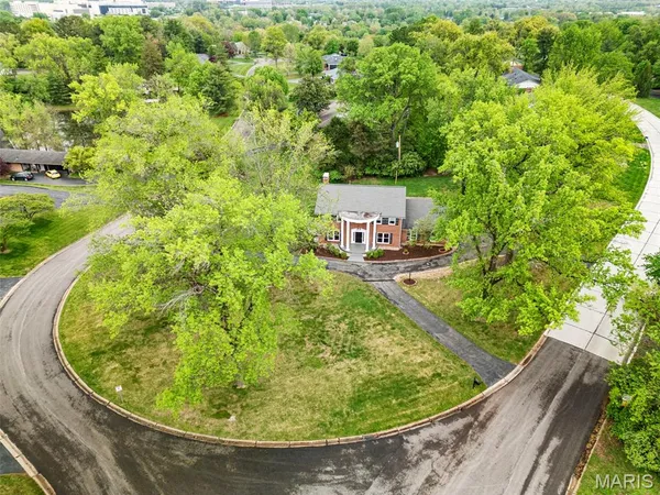$850,000 | 128 Ladue Oaks Drive, Creve Coeur, MO 63141