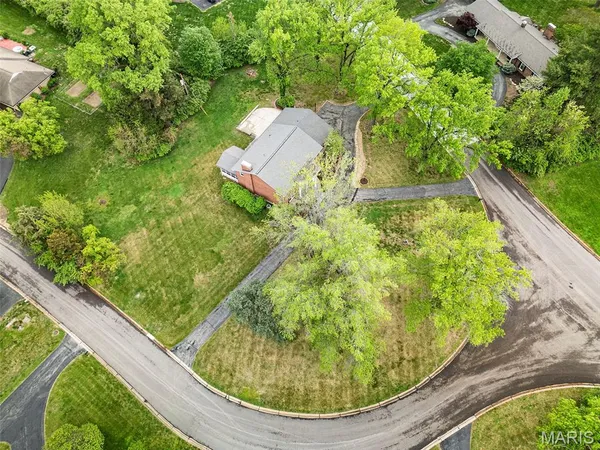$850,000 | 128 Ladue Oaks Drive, Creve Coeur, MO 63141