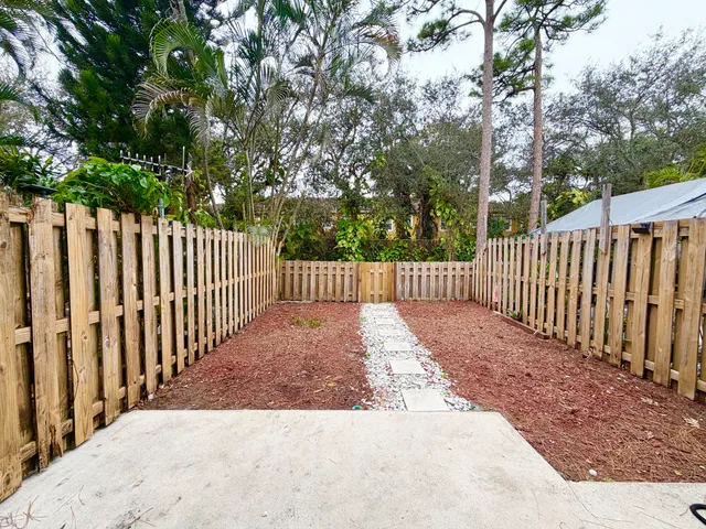 $1,975 | 799 Hill Drive, Unit D, West Palm Beach, FL 33415