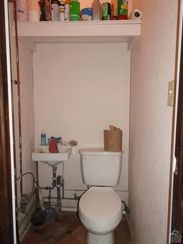 $2,500 | 77 10 Broeck Avenue, Hudson, NY 12534