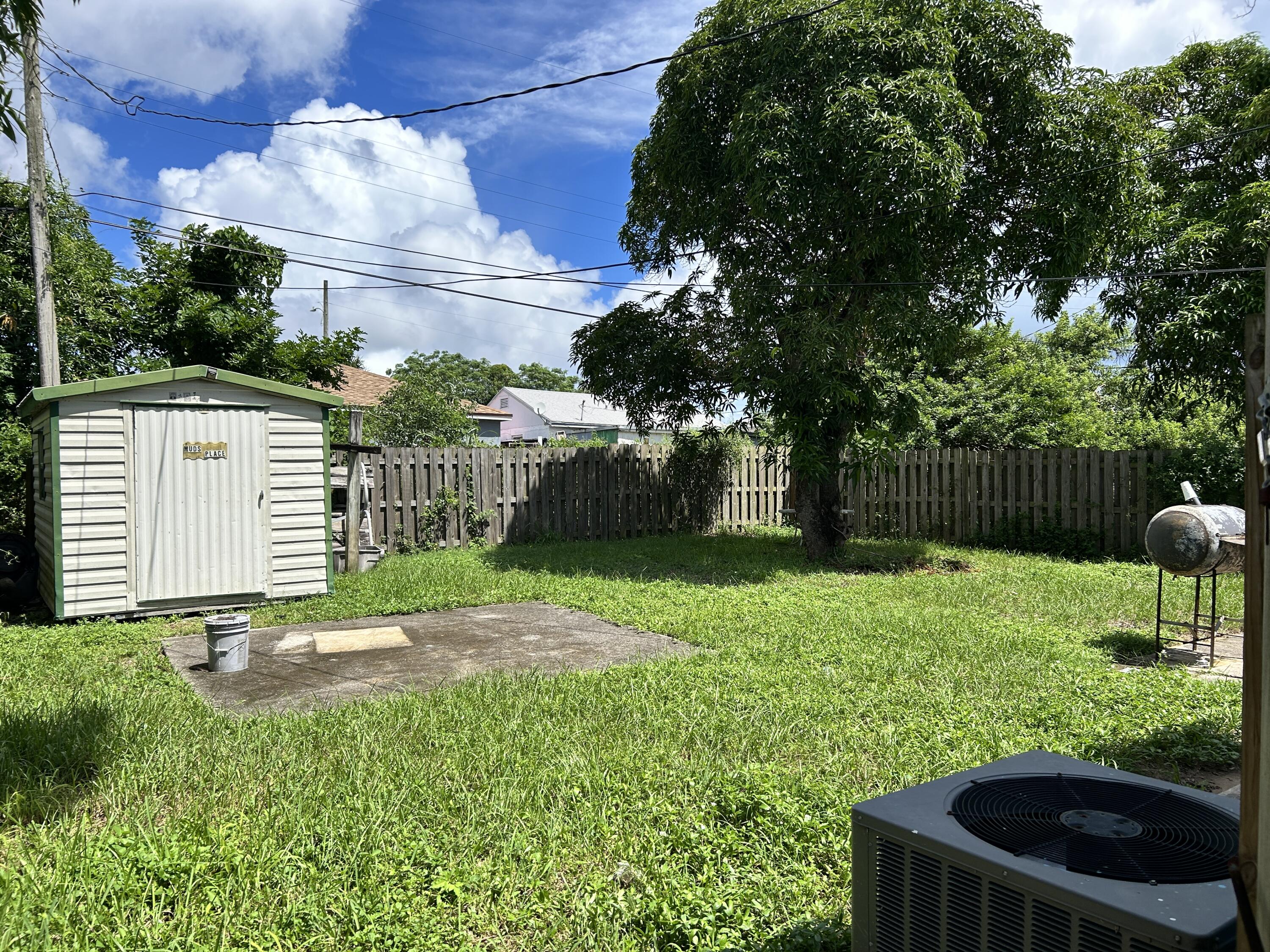 840 West 2nd Street Riviera Beach, FL 33404 - Photo 14 of 16 Back yard