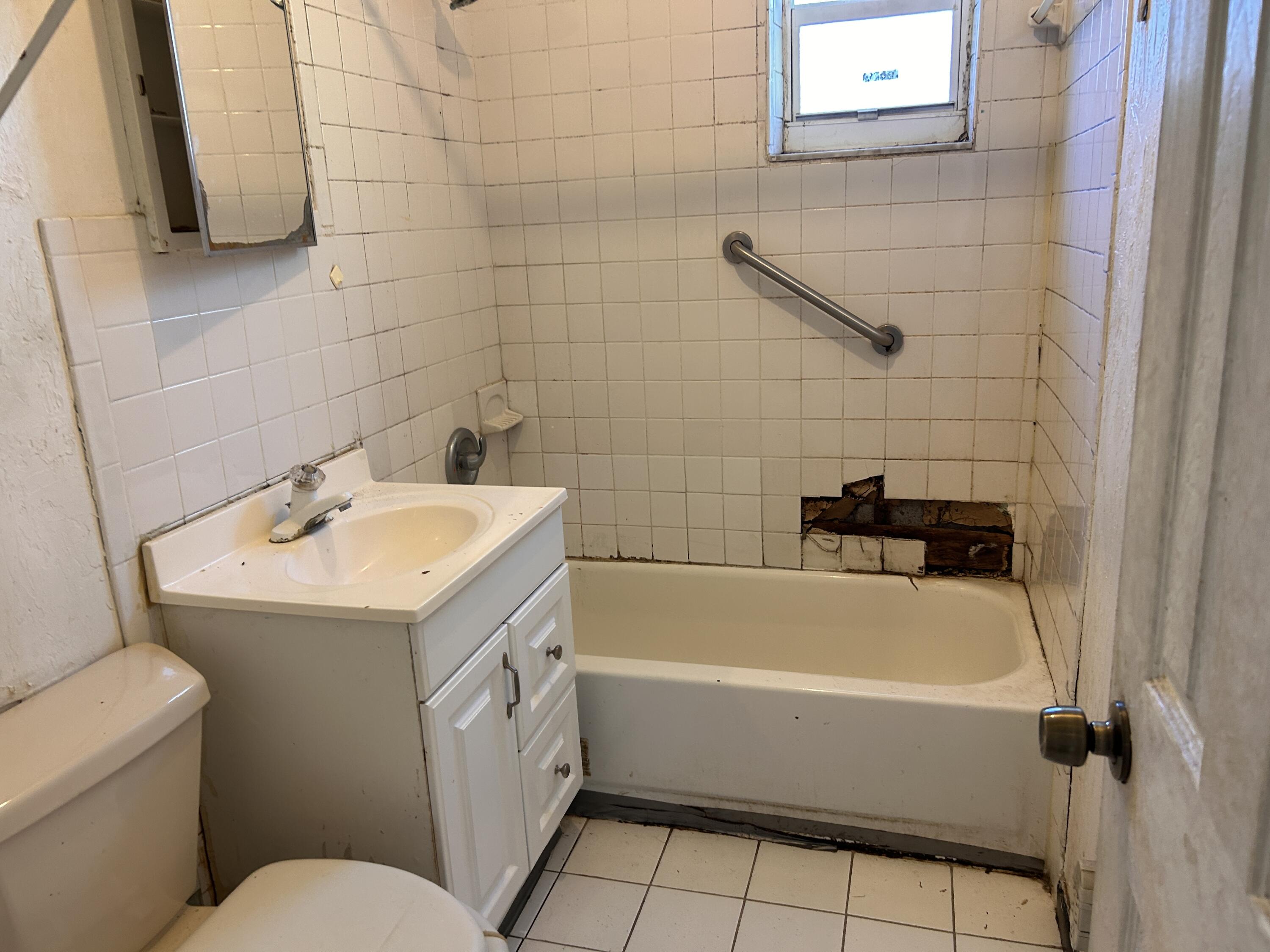 840 West 2nd Street Riviera Beach, FL 33404 - Photo 7 of 16 Bathroom 840 W 2nd St Riviera Beach