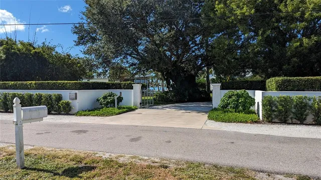 $4,950 | 2500 Bayshore Road, Nokomis, FL 34275