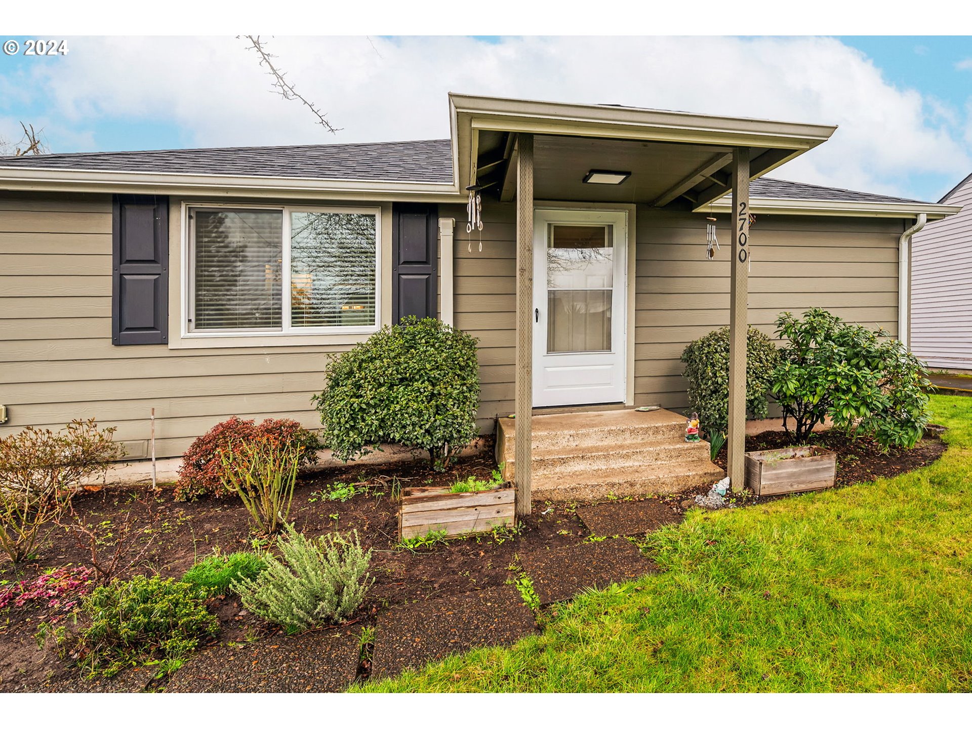 2700 C Street Springfield, OR 97477 - Photo 3 of 30 a front view of a house with garden