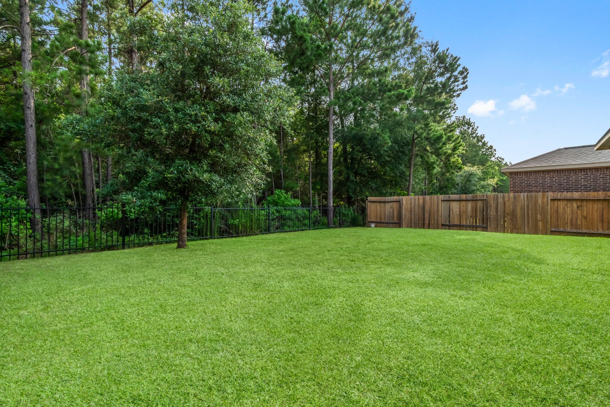 7643 Glaber Leaf Road Conroe, TX 77304 - Photo 24 of 26 The property line extends 5 feet past the back fence.
