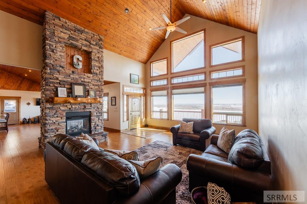 3979 Hangman's Loop Menan, ID 83434 - Photo 8 of 49 Living Room