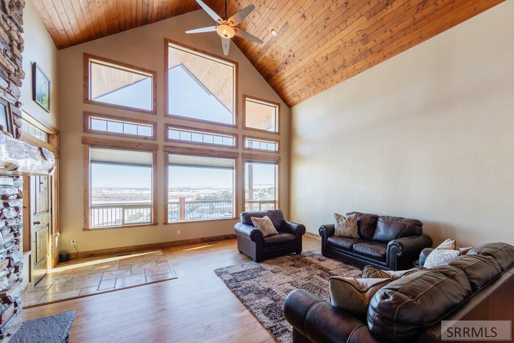 3979 Hangman's Loop Menan, ID 83434 - Photo 10 of 49 Living Room