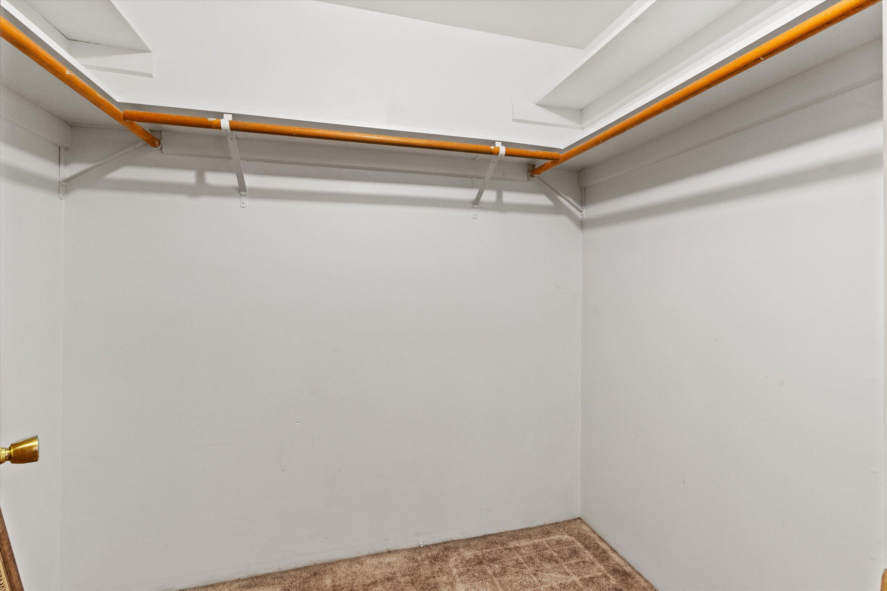2872 Wards Creek Road Rogue River, OR 97537 - Photo 19 of 37 Walkin closet