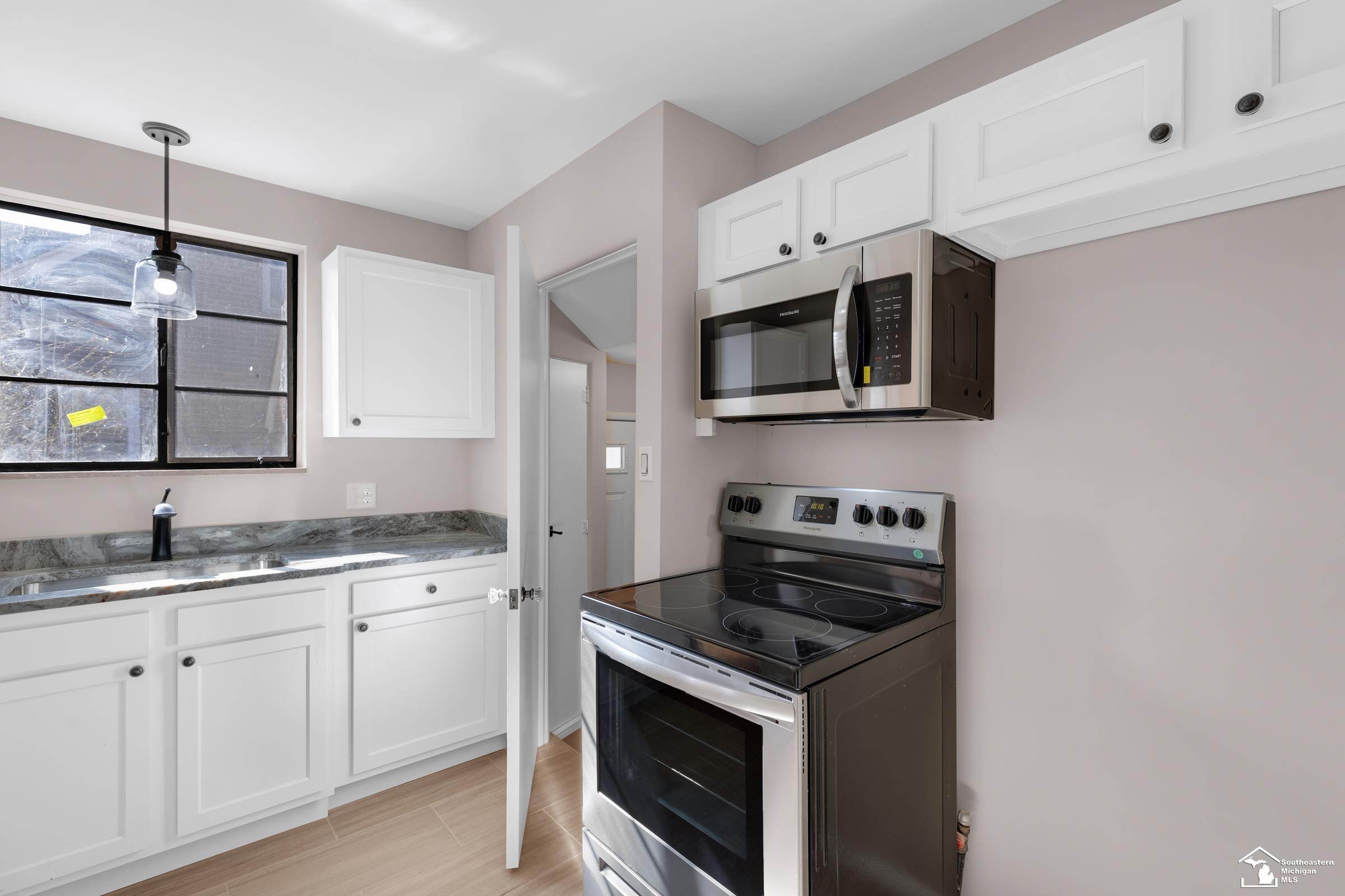 877 Fisher Road Grosse Pointe, MI 48230 - Photo 8 of 18 50136998-14793d8f-ec8f-4d37-bf82-a7bfdde31c68.JPG