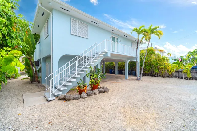 a view of an chairs with table and chairs