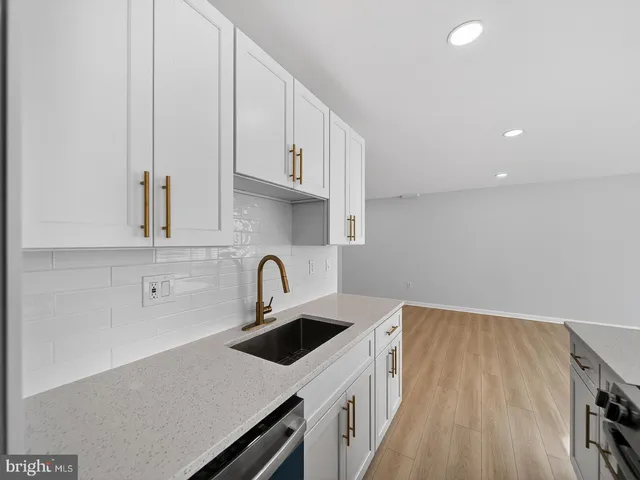 $325,000 | 4390 Lorcom Lane, Unit 410, Arlington, VA 22207