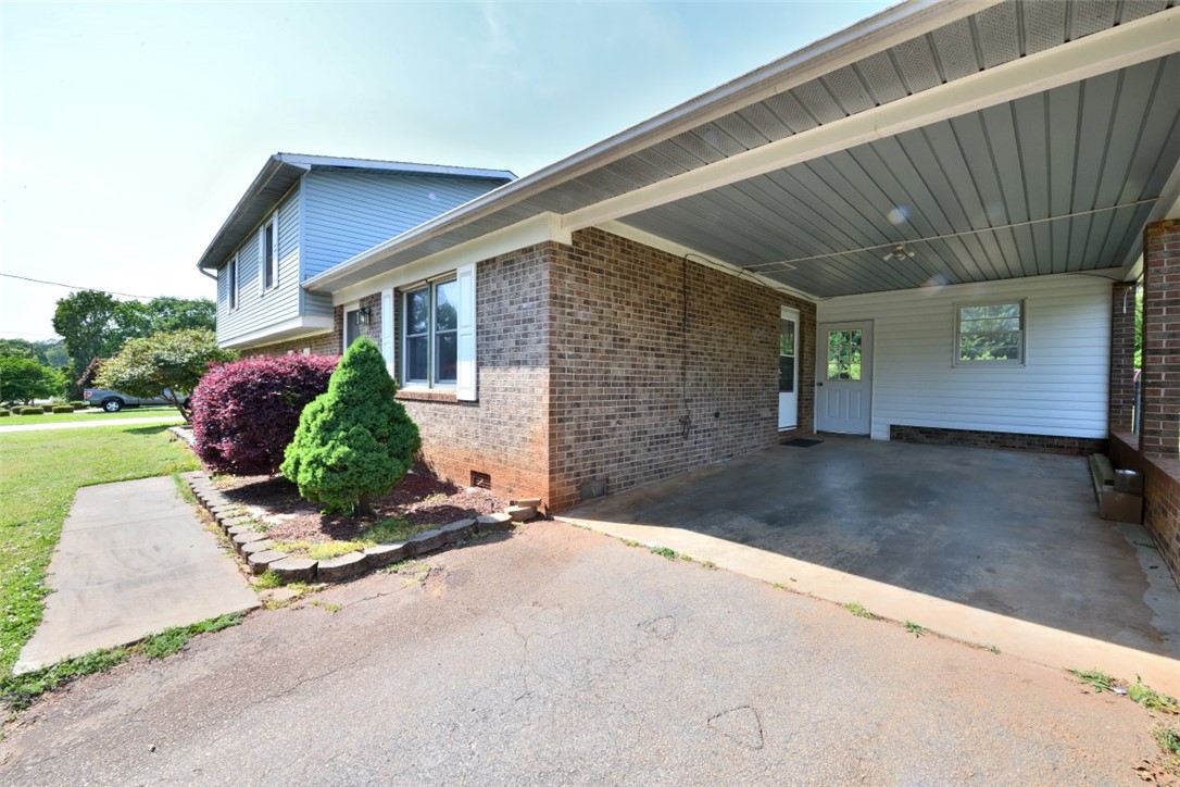 102 Meadow Drive Seneca, SC 29678 - Photo 3 of 25