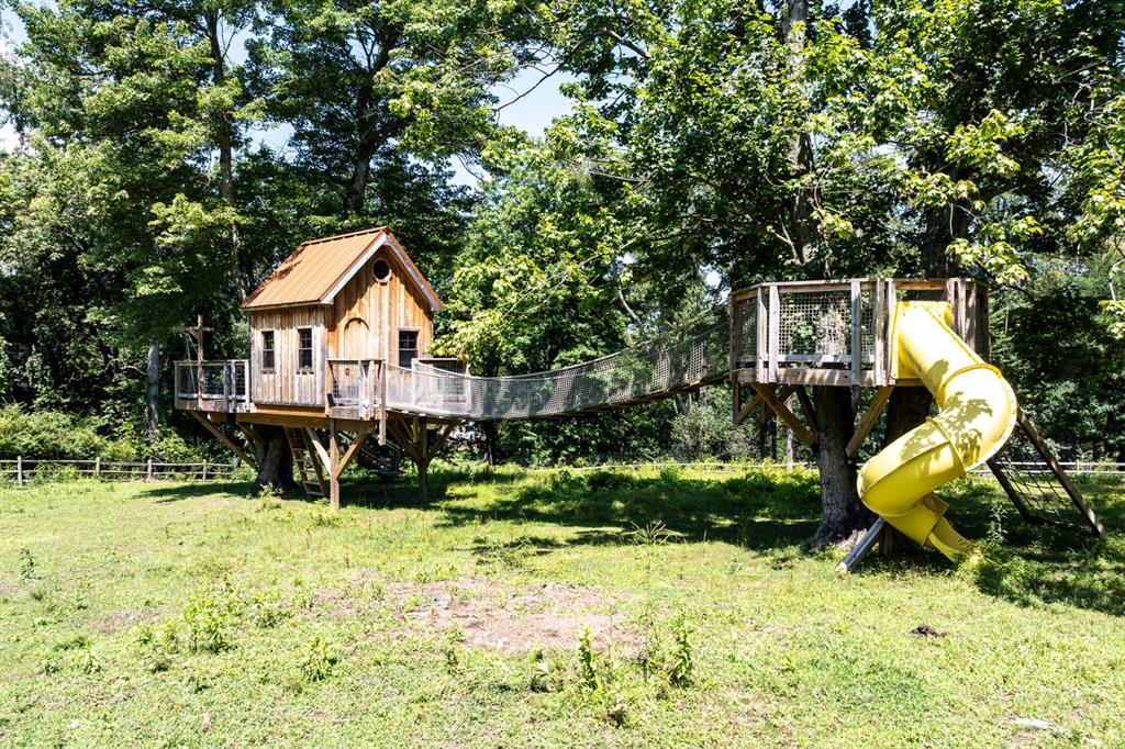 217 Scaife Road Sewickley, PA 15143 - Photo 46 of 46 Custom tree house in the backyard