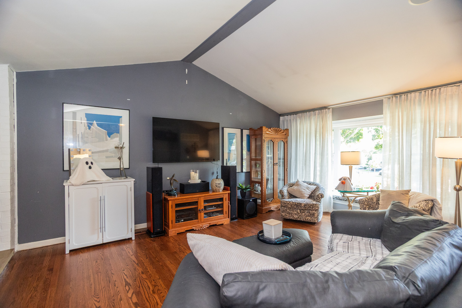 19-w078 Ave Normandy North Oak Brook, IL 60523 - Photo 4 of 15 a living room with furniture and a flat screen tv