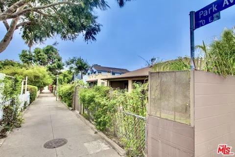 $2,195,000 | 105 Park Place, Venice, CA 90291