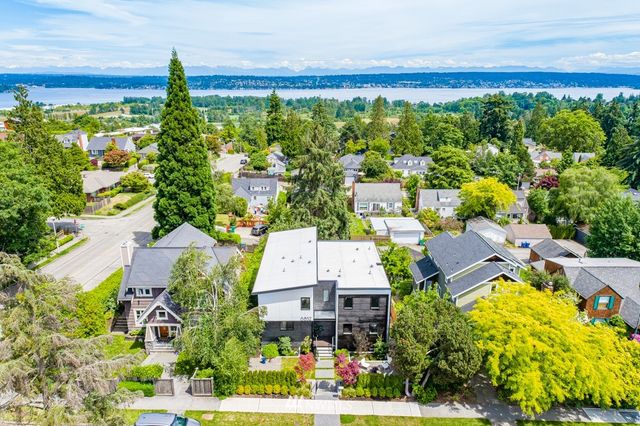 a black and white photo of a picture