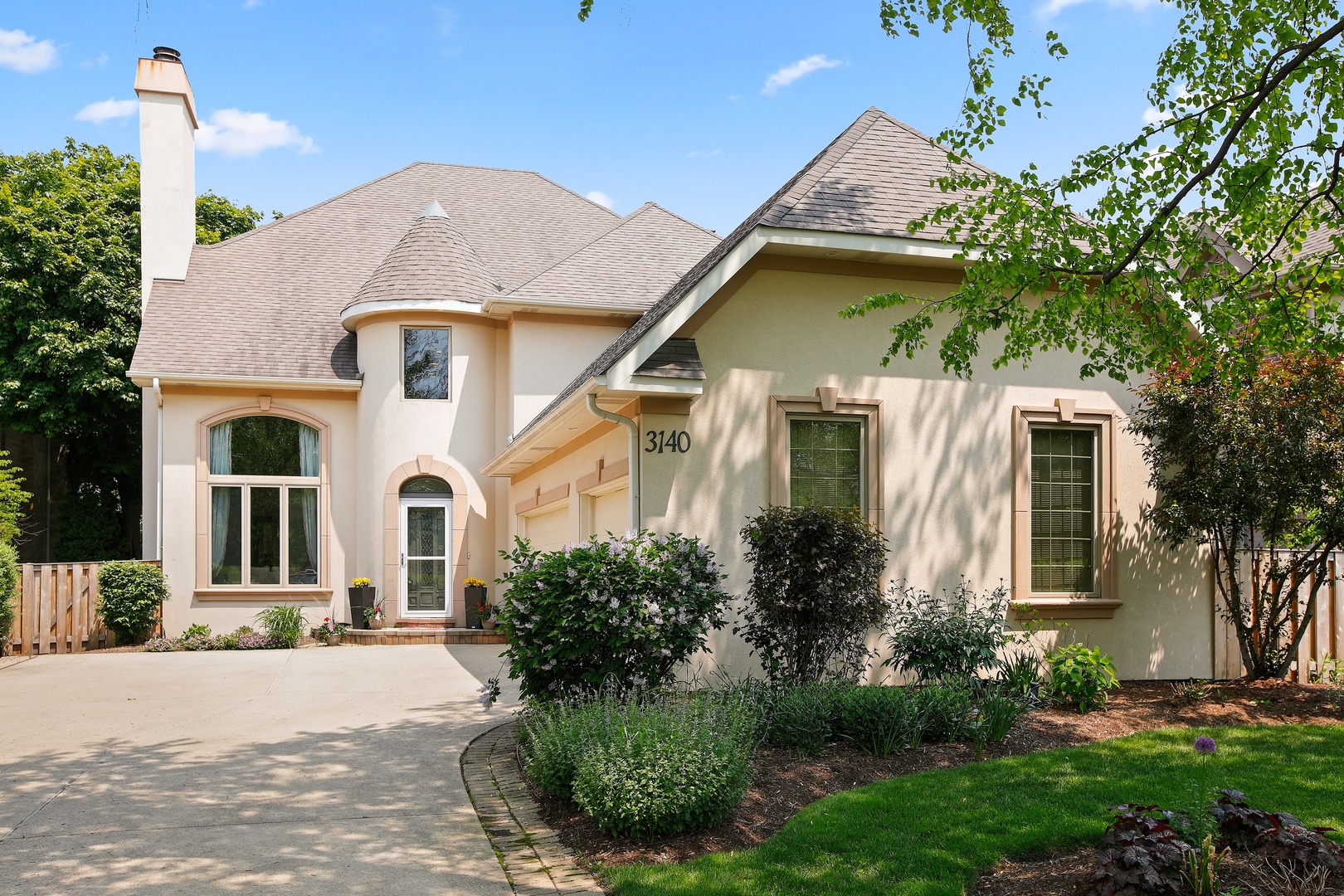 3140 Keystone Road Northbrook, IL 60062 - Photo 1 of 21 a front view of a house with garden